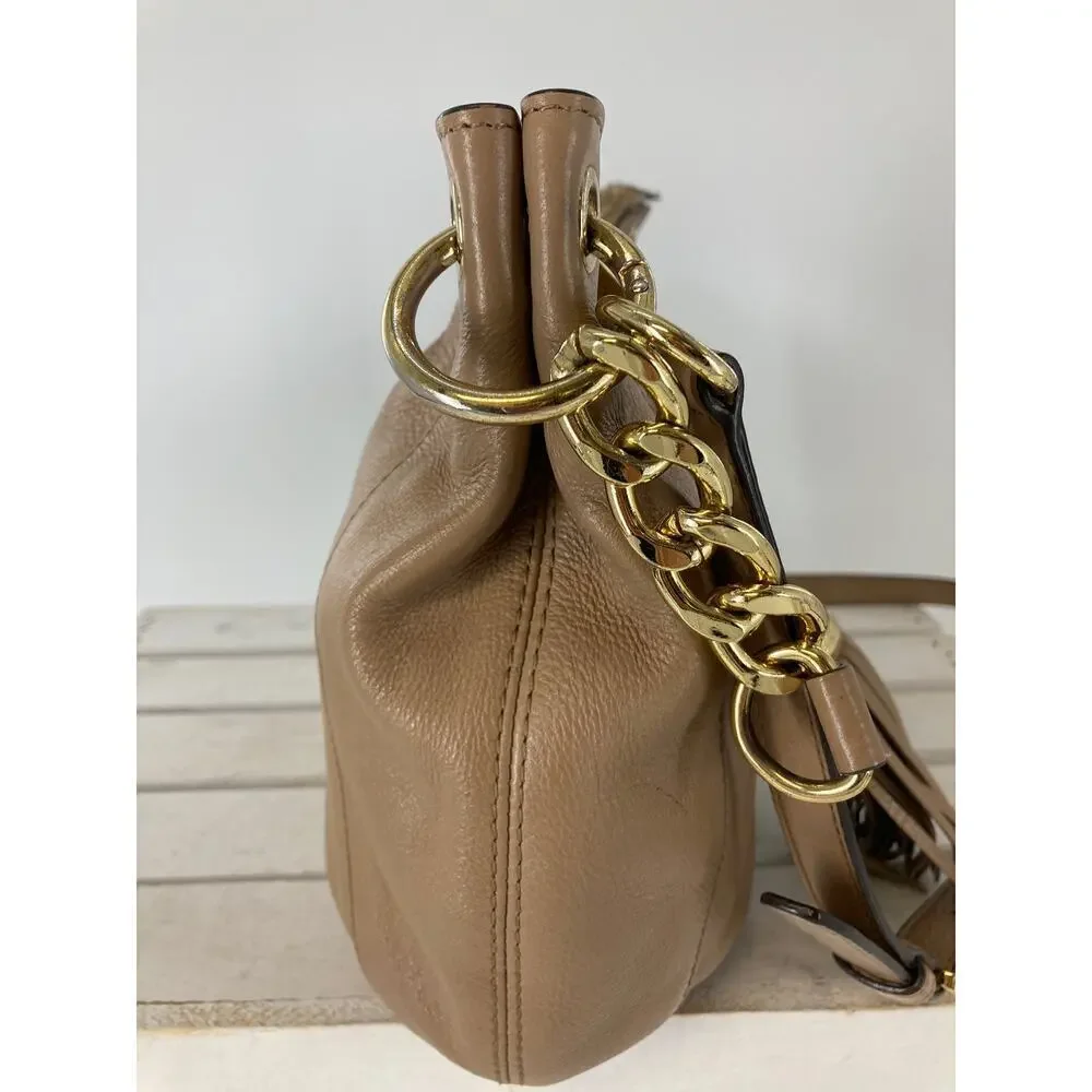 MICHAEL KORS, MEDIUM TAUPE PEBBLED LEATHER CROSSBODY BAG